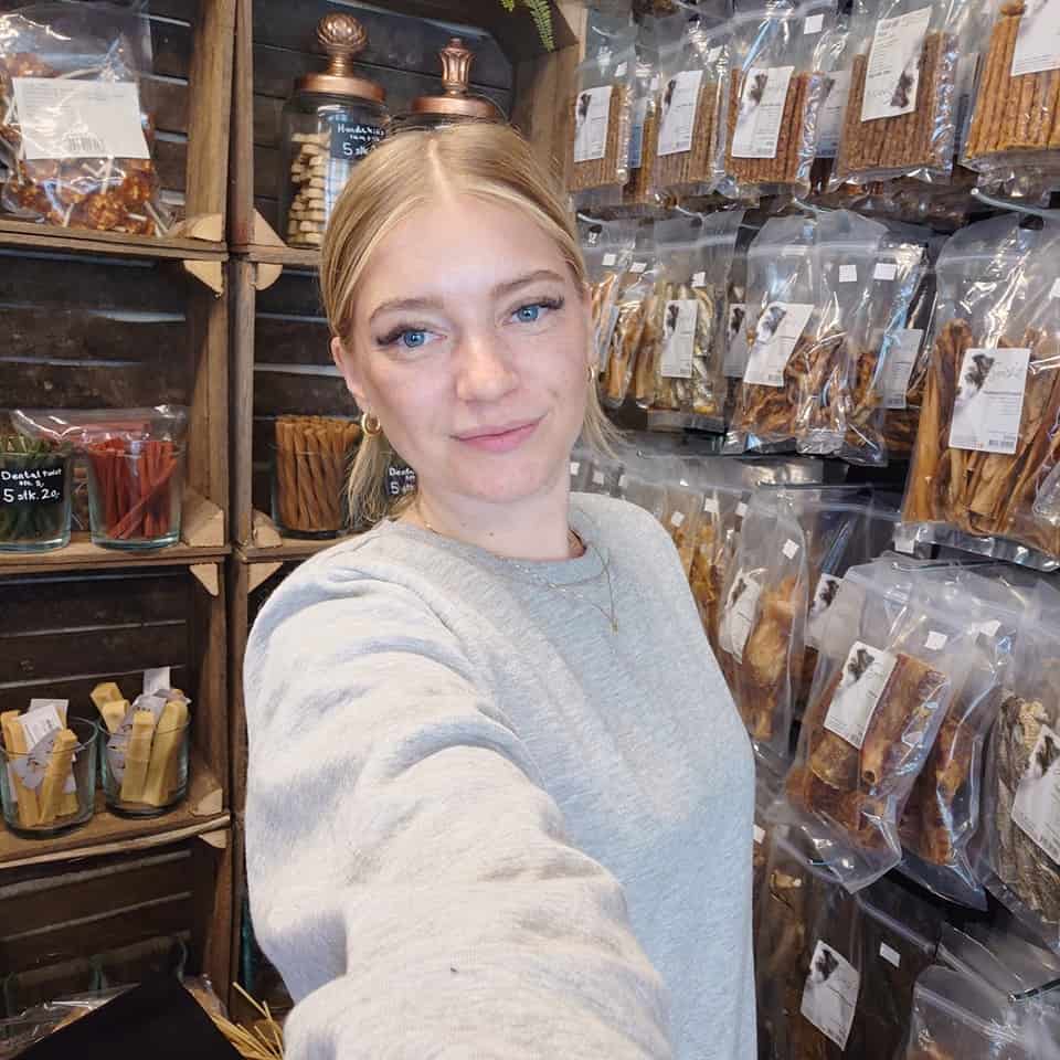 Hej – Mit navn er Kristina, og det er mig, der driver Byens Poter – en butik fyldt med kærlighed til dyr, kvalitet og gode oplevelser for både to- og firbenede 🐾
Jeg er uddannet dyrepasser med speciale i dyrehandel og gourmetslagter med speciale i delikatesse – måske en lidt usædvanlig kombination, men for mig giver det helt perfekt mening: Jeg har en stor kærlighed til dyr og en stærk sans for kvalitet, detaljer og god service. Det er den kombi, jeg bruger hver eneste dag i butikken 💈
Butikken er mere end bare en butik – det er et sted, hvor man gerne må blive lidt hængende, få en snak om foder, favoritlegetøj eller bare dele et smil og en god hunde-/kattehistorie 🗨️
Jeg elsker at skabe et hyggeligt, roligt rum – og jeg håber du føler dig velkommen her, både online og i butikken. Jeg udvælger også selv sortimentet med fokus på funktion, lækkerhed og personlighed 🤌🏼
Når jeg ikke er i butikken, nyder jeg livet med mine egne katte derhjemme, tager i genbrug og på loppemarkeder - og så elsker jeg at finde på nye ideer til butikken, alt kan inspirere mig! 📚
Tak fordi du kigger med her – og endnu mere tak til dig, der støtter små, passionerede butikker som min. Du er med til at gøre en forskel 🏩
#danskwebshop #fysiskbutik #kæledyr #selvstændigekvinder #selvstændig #byenspoter